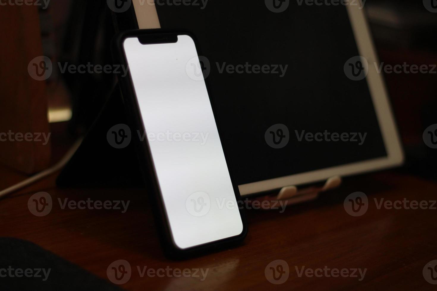 Foto von ein leeren Zelle Telefon mit Weiß Bildschirm auf das Tabelle
