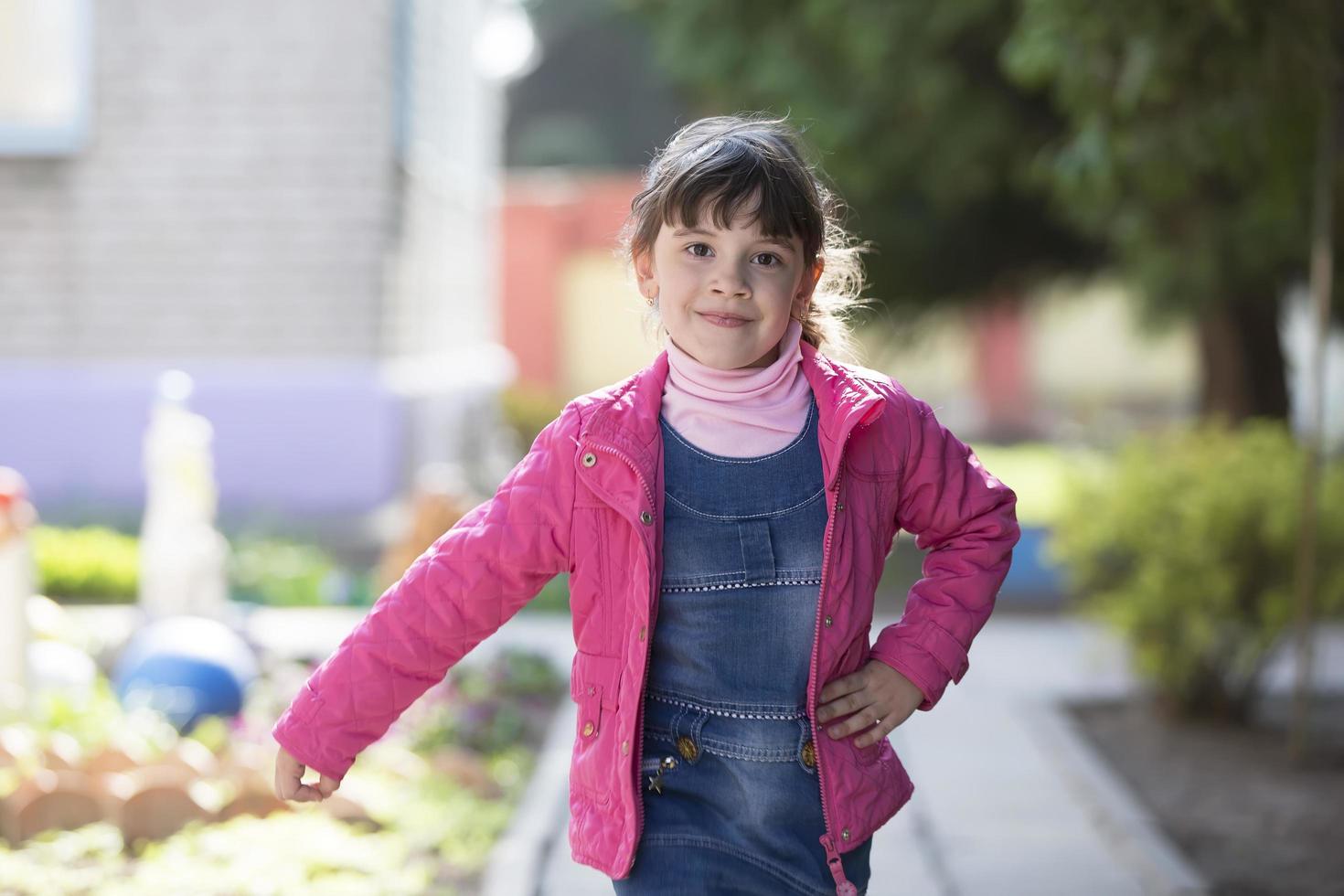 heiter Mädchen von Kindergarten zum ein gehen. foto