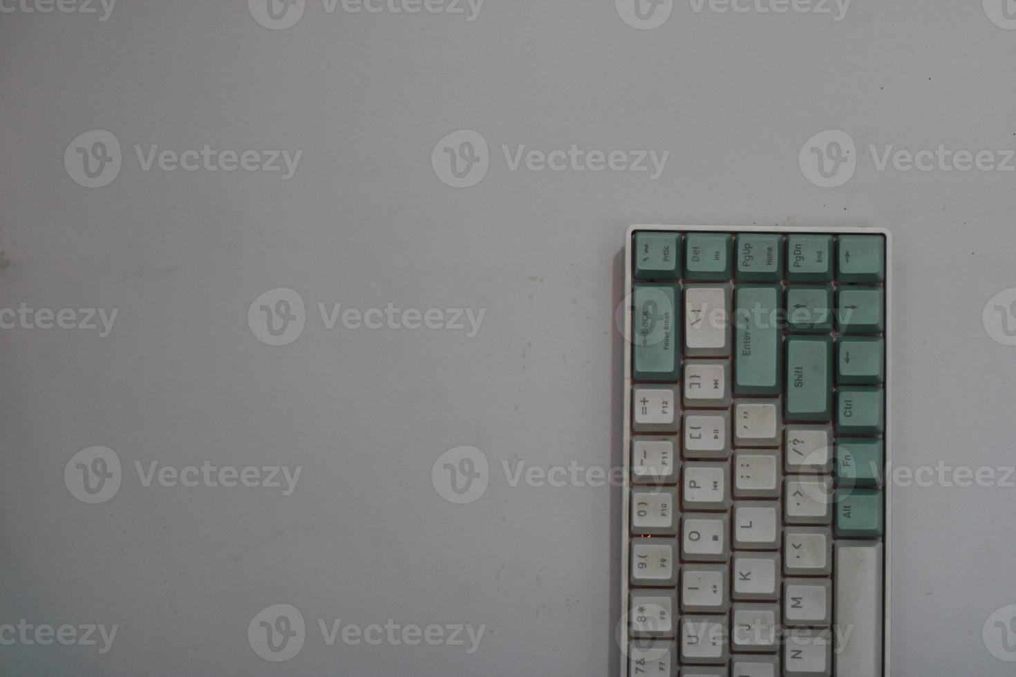 Foto von ein Weiß und Licht Blau Computer Tastatur