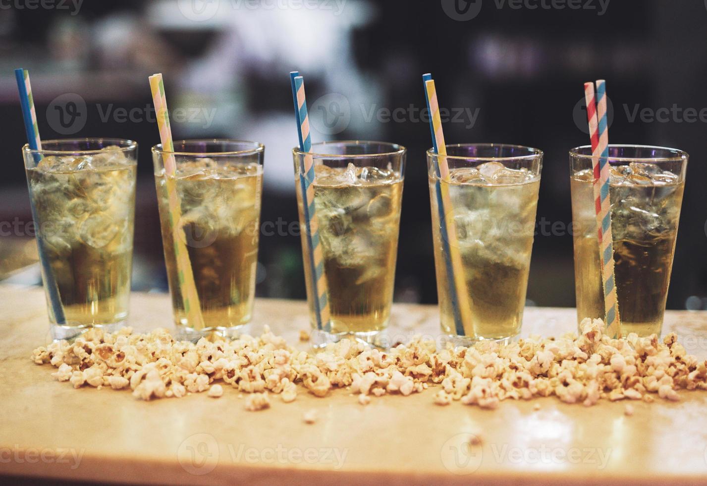 schön und köstlich alkoholisch Cocktails bereit beim das Bar durch das Barmann. foto