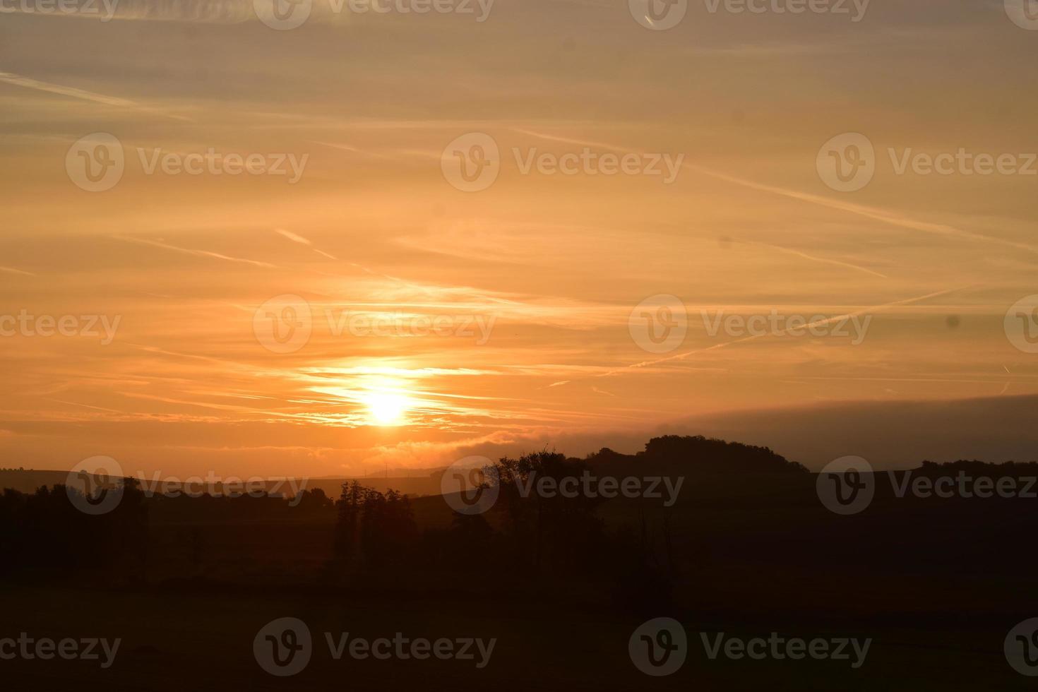 niedrig Sonne im Orange Himmel foto