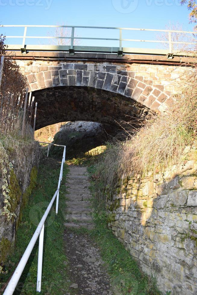 Treppe zwischen uralt Wände foto