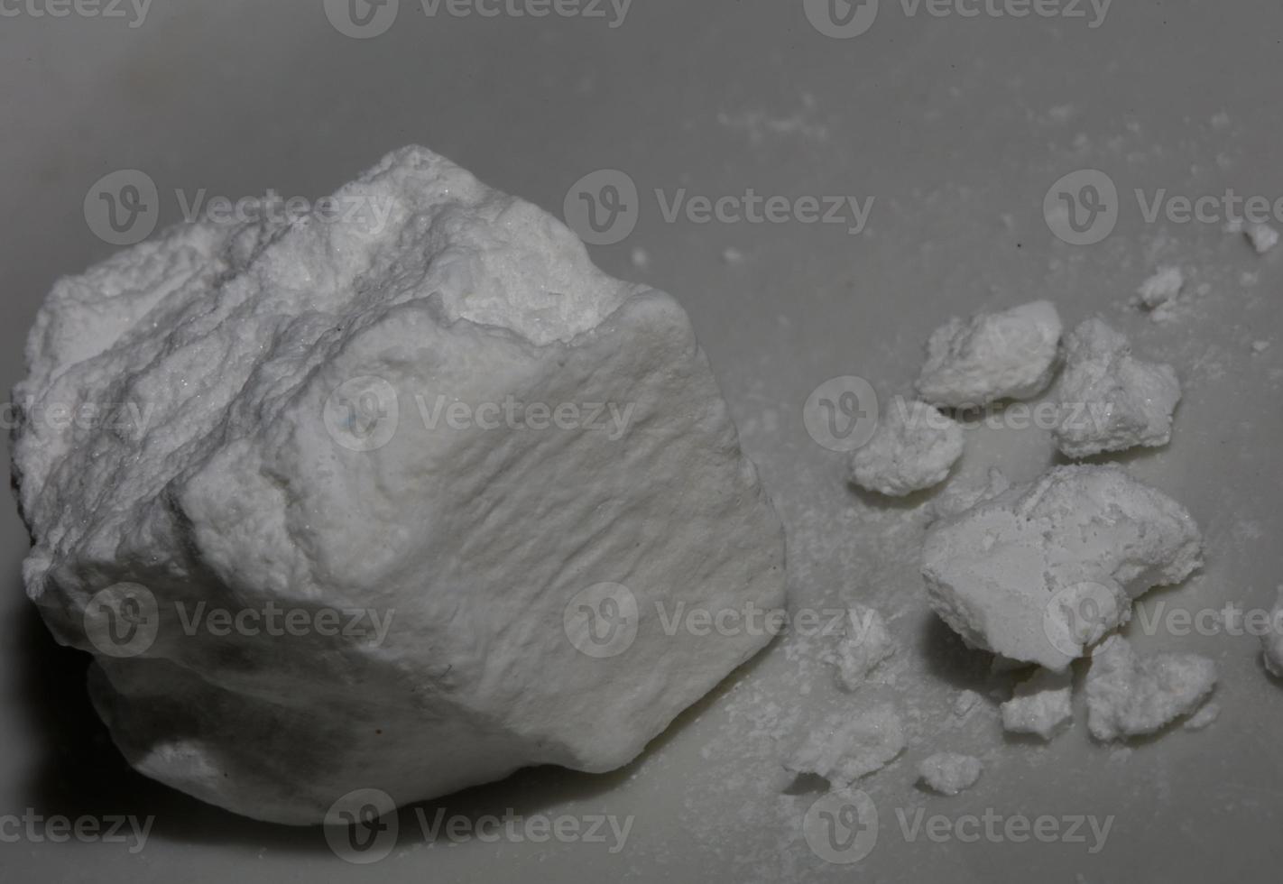 rein Kokain Felsen schließen oben Dope und Drogen Hintergrund hoch Qualität groß Größe sofortig drucken illegal Substanzen Lager Fotografie foto