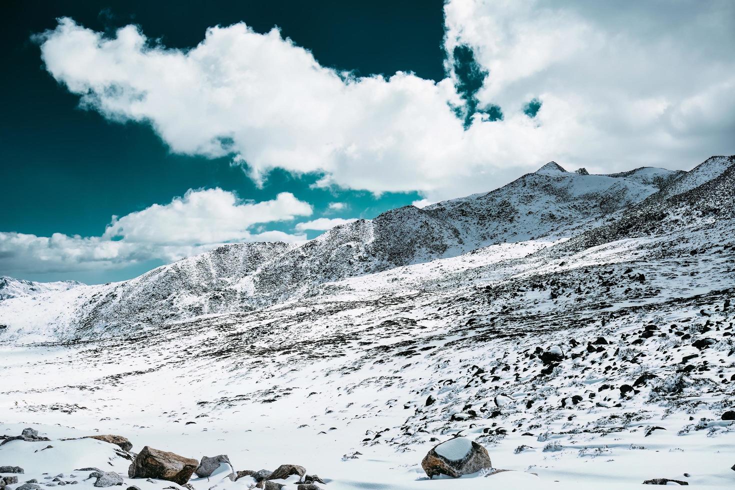 spektakulär Landschaft im das hoch Berge von Western Sichuan, China, mit anders Jahreszeiten foto