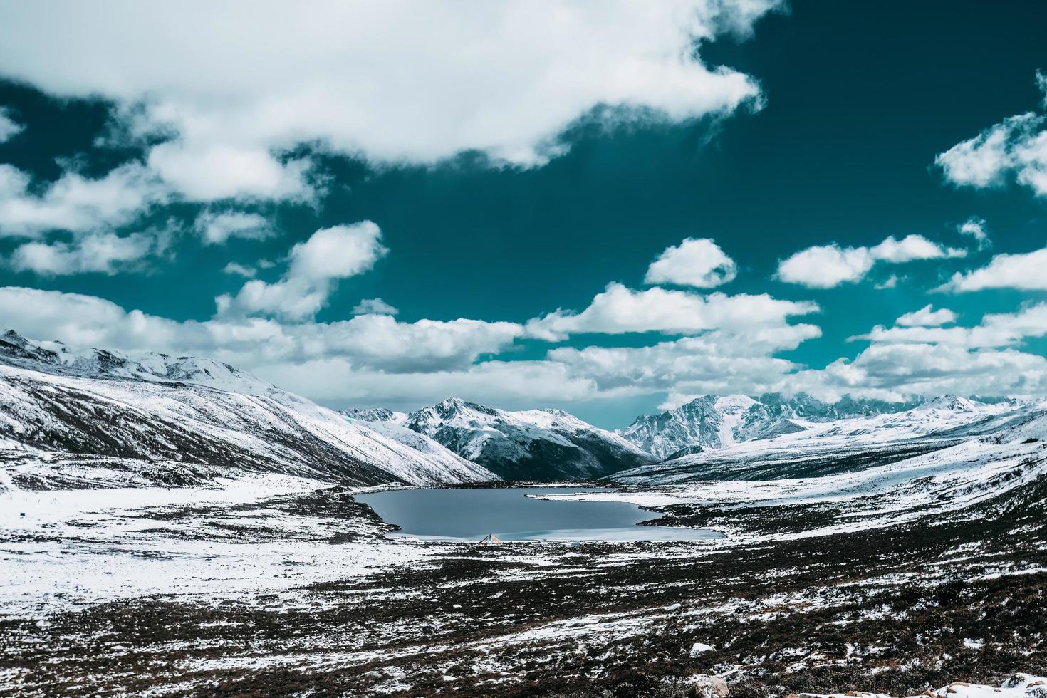 spektakulär Landschaft im das hoch Berge von Western Sichuan, China, mit anders Jahreszeiten foto