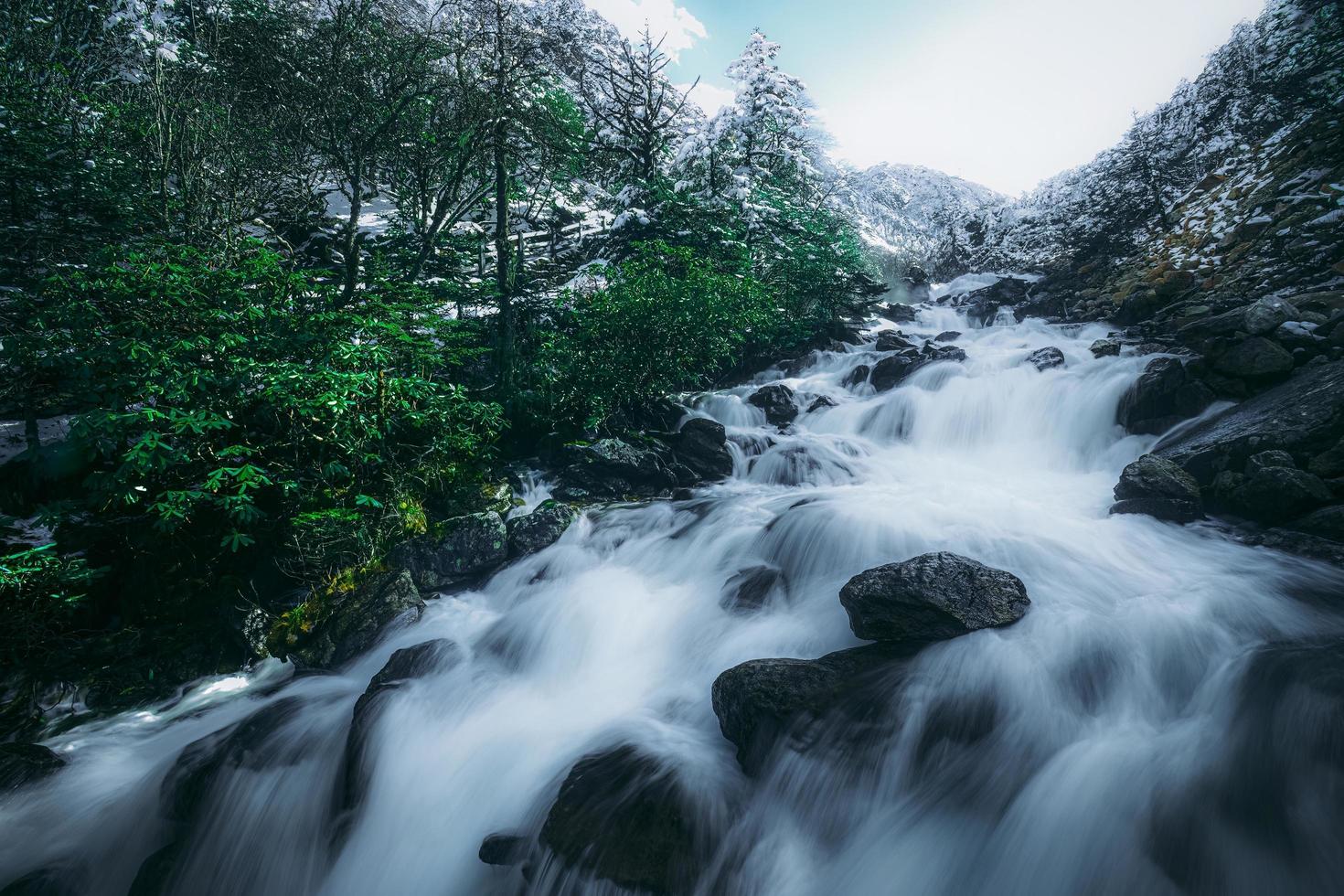 spektakulär Landschaft im das hoch Berge von Western Sichuan, China, mit anders Jahreszeiten foto