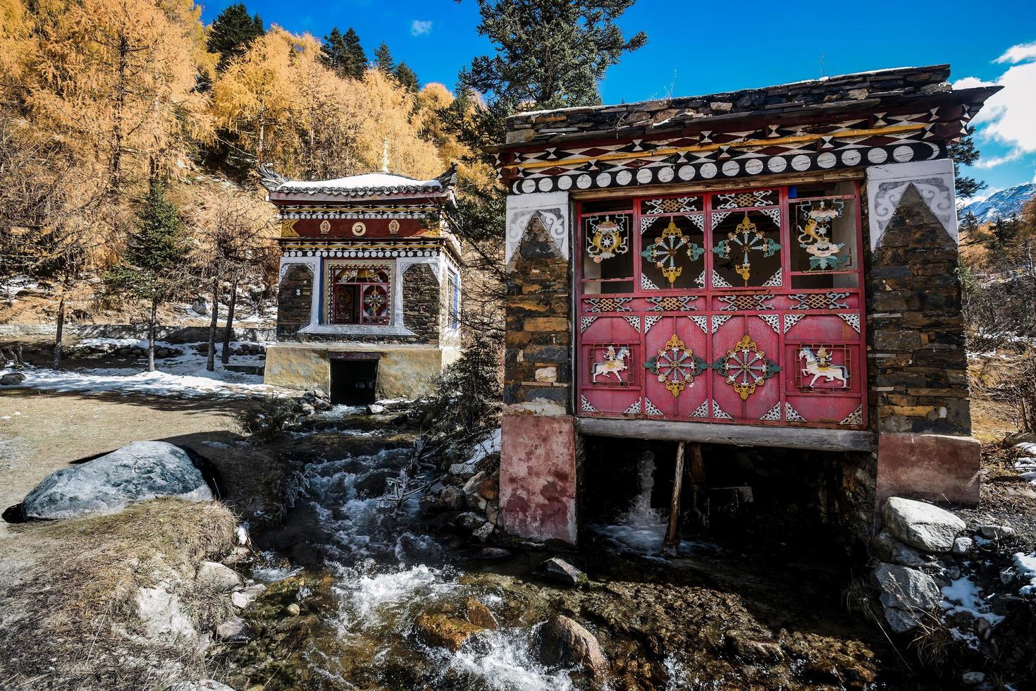 das Wasser Rad und Gebet Rad von tibetanisch Buddhismus foto