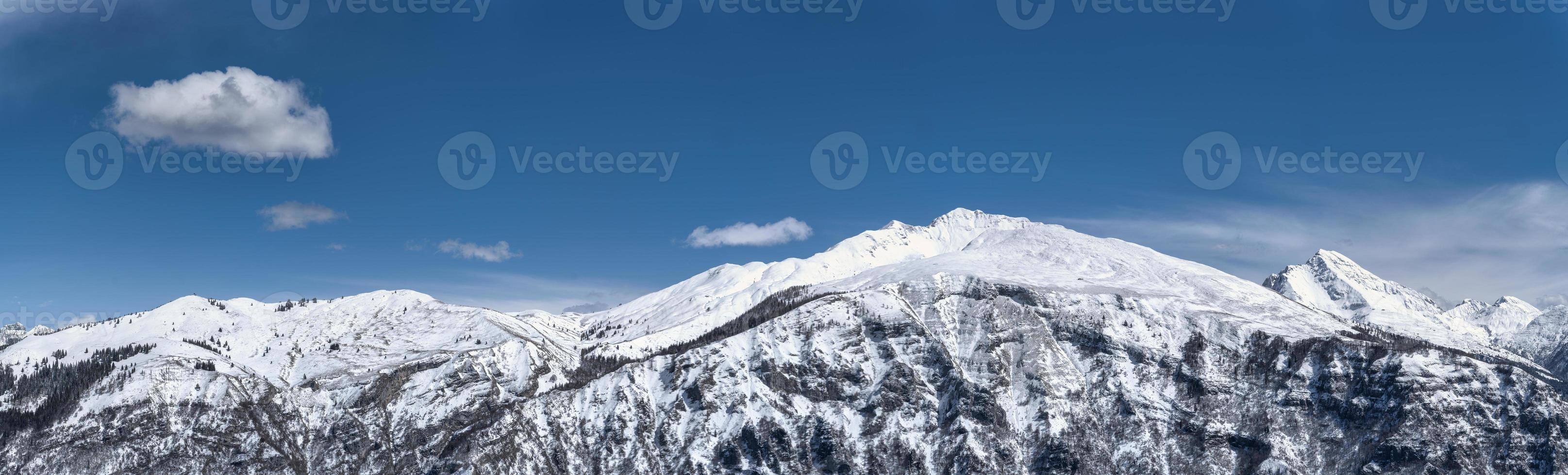 Überblick von schneebedeckt Berge foto