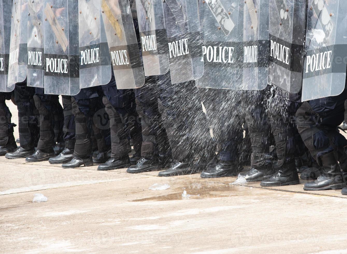 randalieren Polizei kollidierte mit das Demonstranten. foto