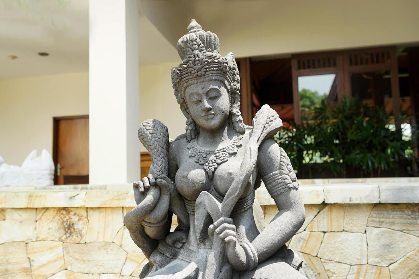 Stein Statue von Hindu Gott unter Mittag Sonne foto
