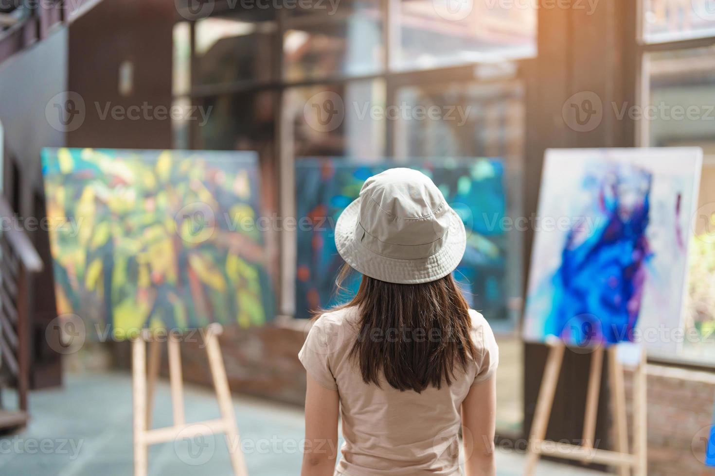 jung weiblich Tourist suchen Galerie Ausstellung. Kunst, malen, Fotografie, Inspiration und Museum Konzept foto