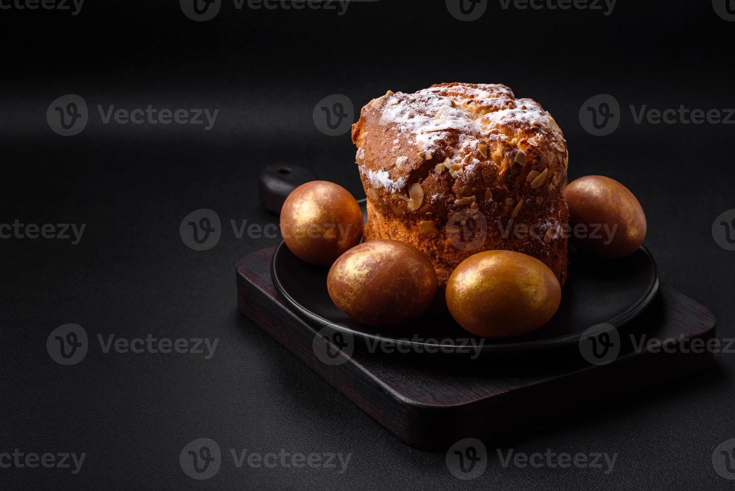 köstlich frisch Ostern Kuchen mit Früchte und Rosinen foto