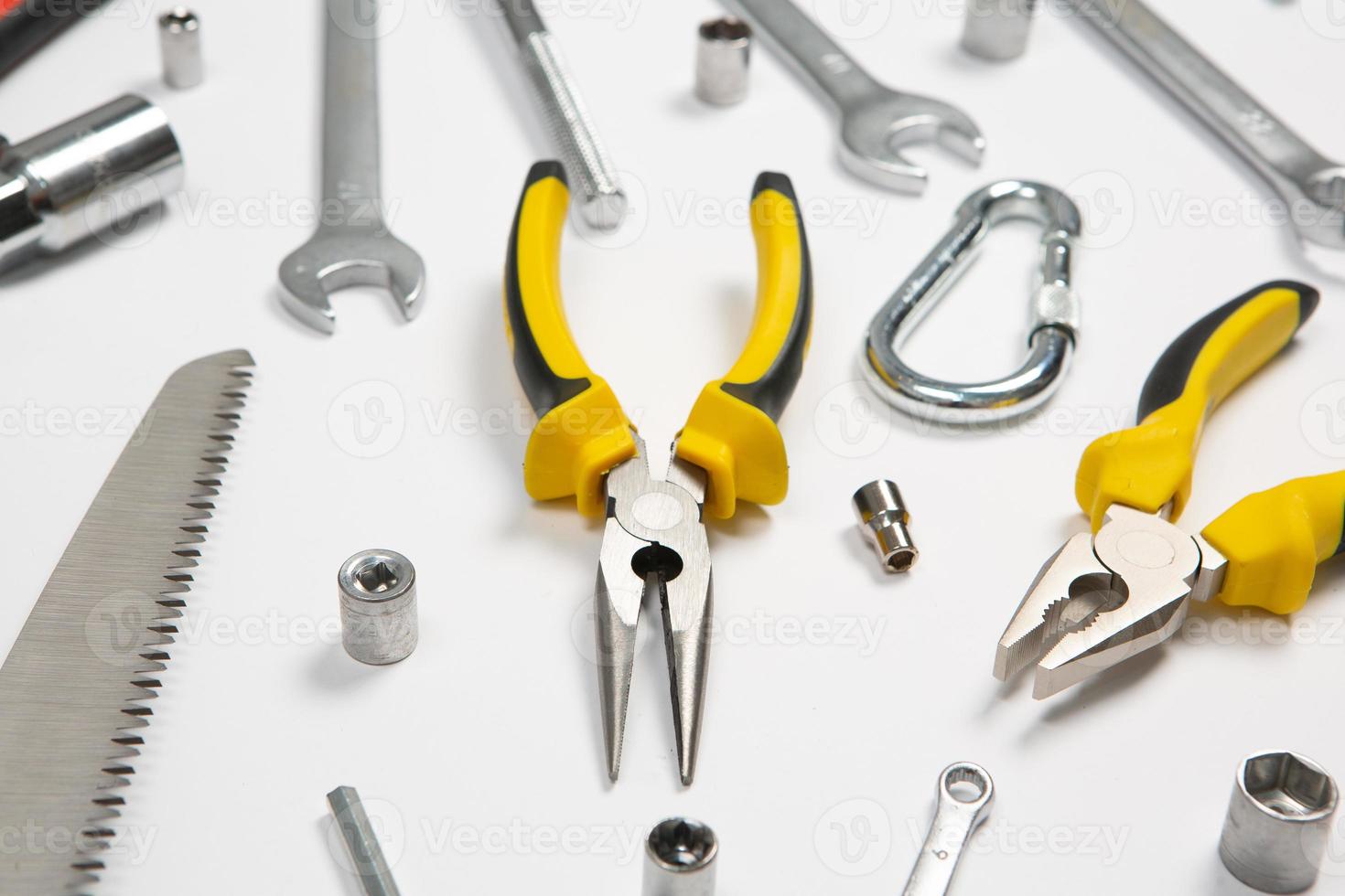 einstellen von Werkzeuge zum Reparatur im ein Fall auf ein Weiß Hintergrund. sortiert Arbeit oder Konstruktion Werkzeug. Schraubenschlüssel, Zange, Schraubendreher. oben Aussicht foto