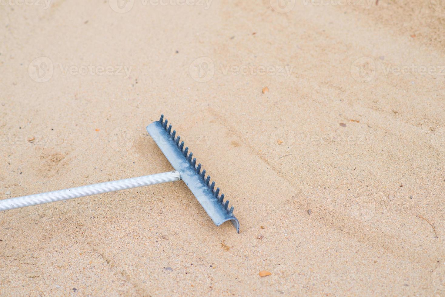 Schaufel im Sand foto