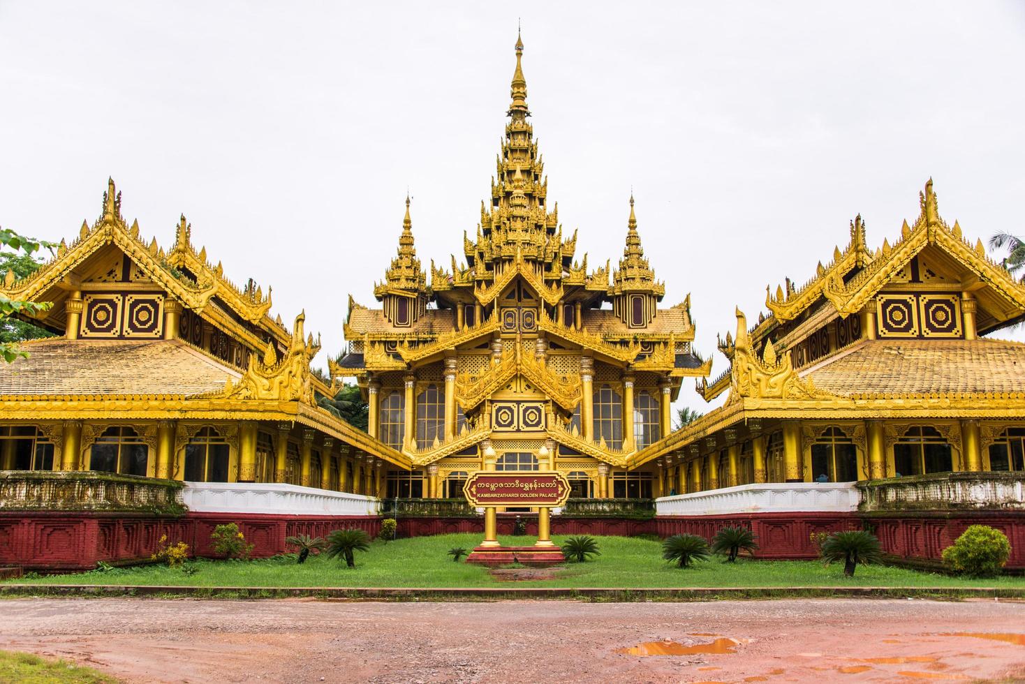 Bago, Myanmar - - jul 20, 2018-kambawzathardi golden Palast im Bago, Myanmar foto