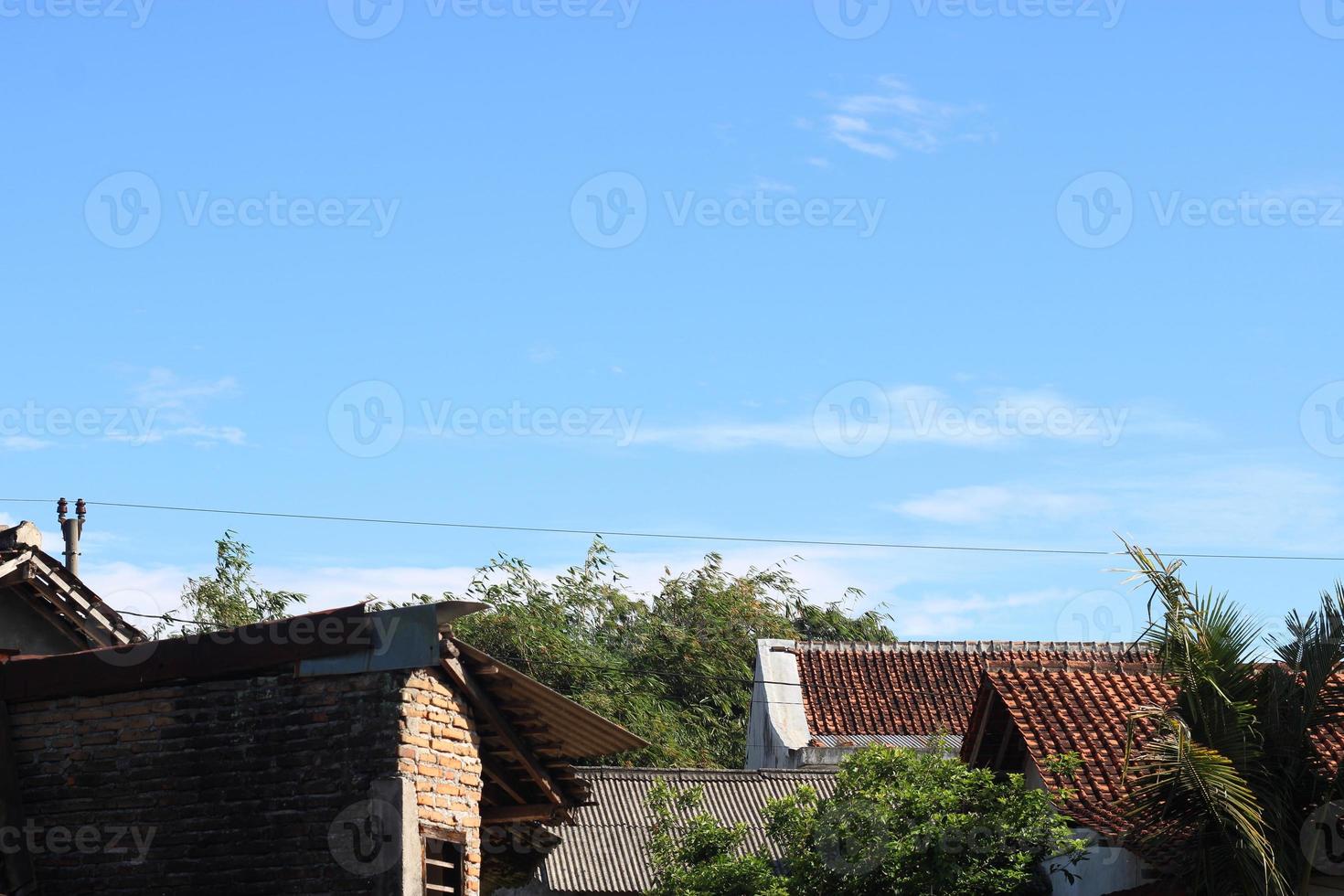 Foto von das Blau Himmel über das Dach Fliesen von das Haus