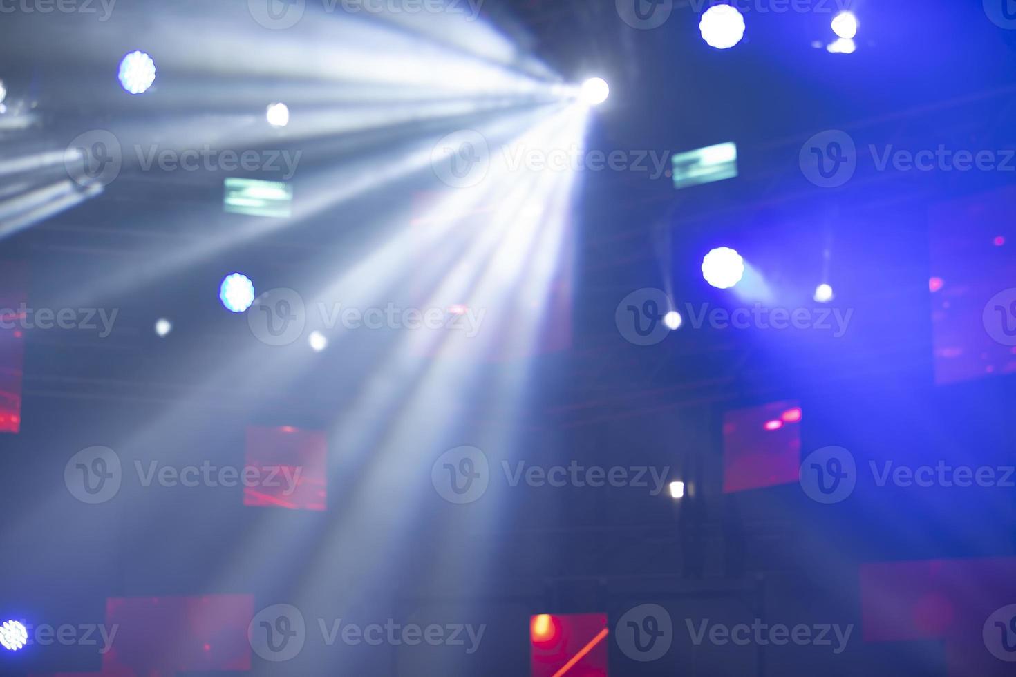 Bühne Scheinwerfer Hintergrund licht.konzert Beleuchtung auf ein dunkel Hintergrund. foto