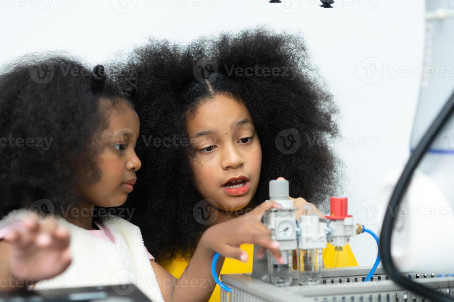 Kinder mit das Hand Roboter Technologie, Studenten sind studieren Technologie, welche ist einer von das Stengel Kurse. foto