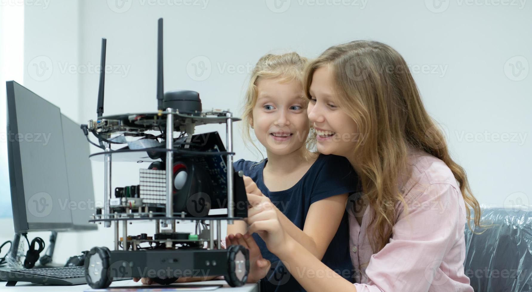 Kinder mit das Hand Roboter Technologie und haben Spaß Lernen das elektronisch Schaltkreis Tafel von Hand Roboter Technologie, welche ist einer von das Stengel Kurse. foto