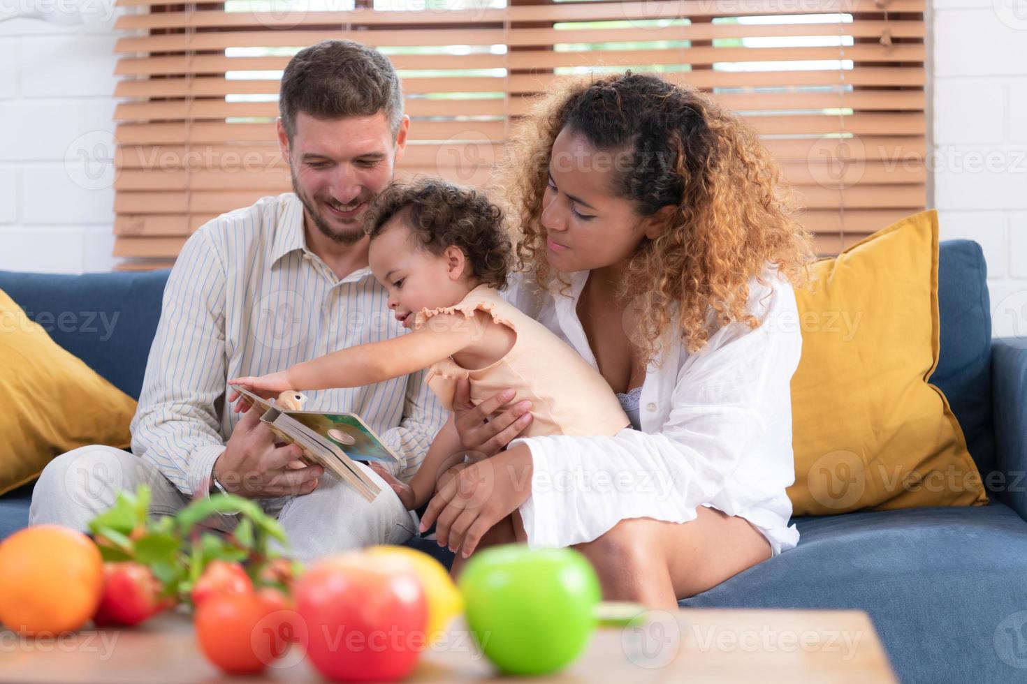 Eltern und Kinder entspannen im das Leben Zimmer von das Haus. Uhr Baby glücklich abspielen mit seine Liebling Spielzeug. foto