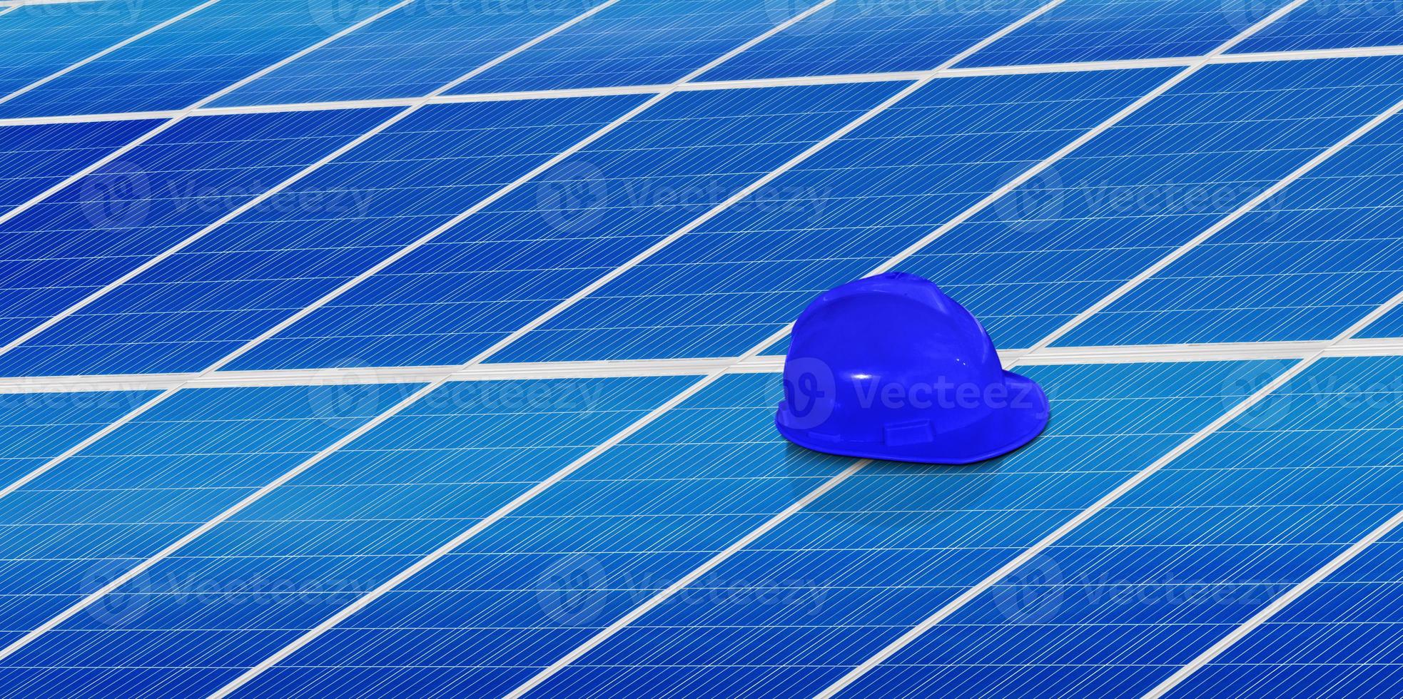 Elektriker Hut platziert auf ein Solar- Zelle planen Instandhaltung Konzept Solar- Energie sauber Energie foto