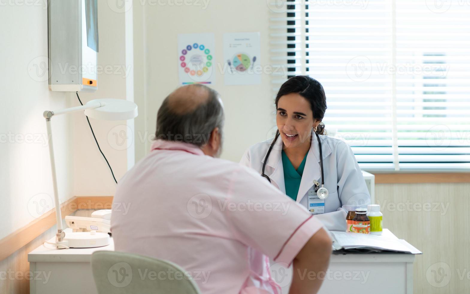 ein weiblich Arzt untersucht das Krankheit und gibt Rat auf nehmen Medikament. zum Alten Patienten Empfang Behandlung foto