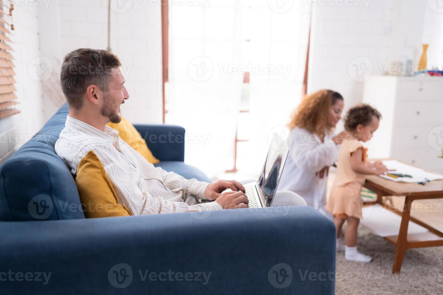 ein wenig Kinder Phantasie ist repräsentiert durch farbig Bleistift Zeichnungen, mit das Eltern aufmerksam beaufsichtigen im das Leben Zimmer von das Haus. foto