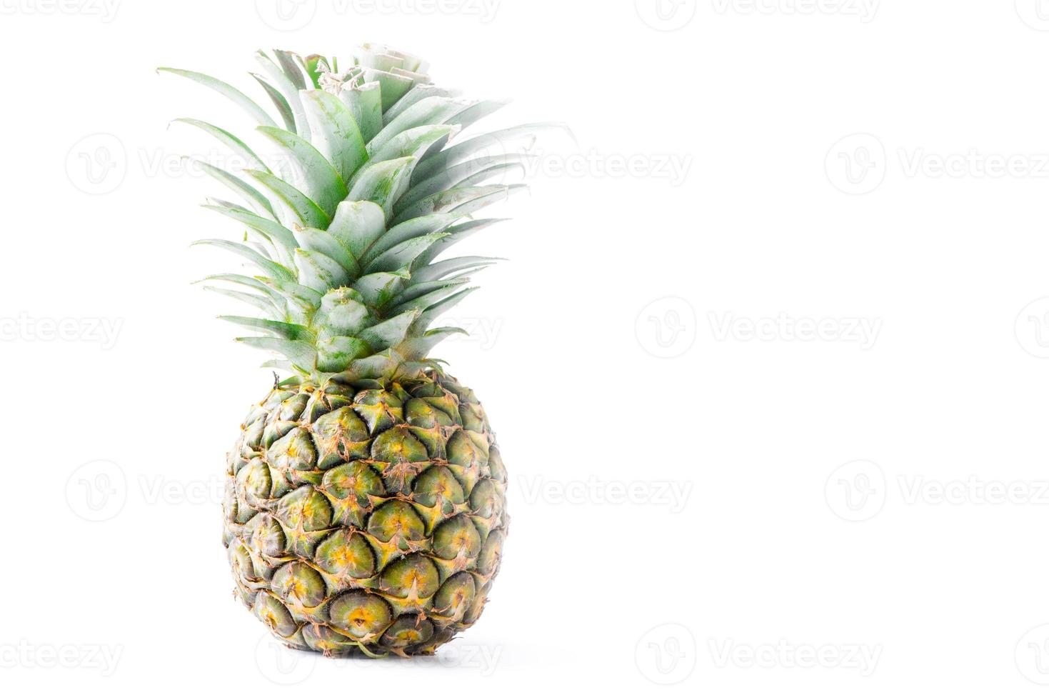 frisch Ananas isoliert auf Weiß Hintergrund foto