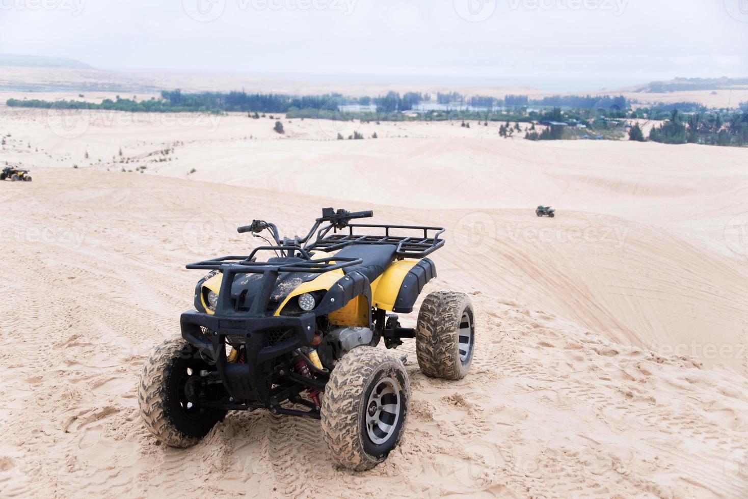 ein Fernseher Auto mit Weiß Sand. Vietnam Wüste, beliebt Tourist Sehenswürdigkeiten im Süd von Vietnam. foto