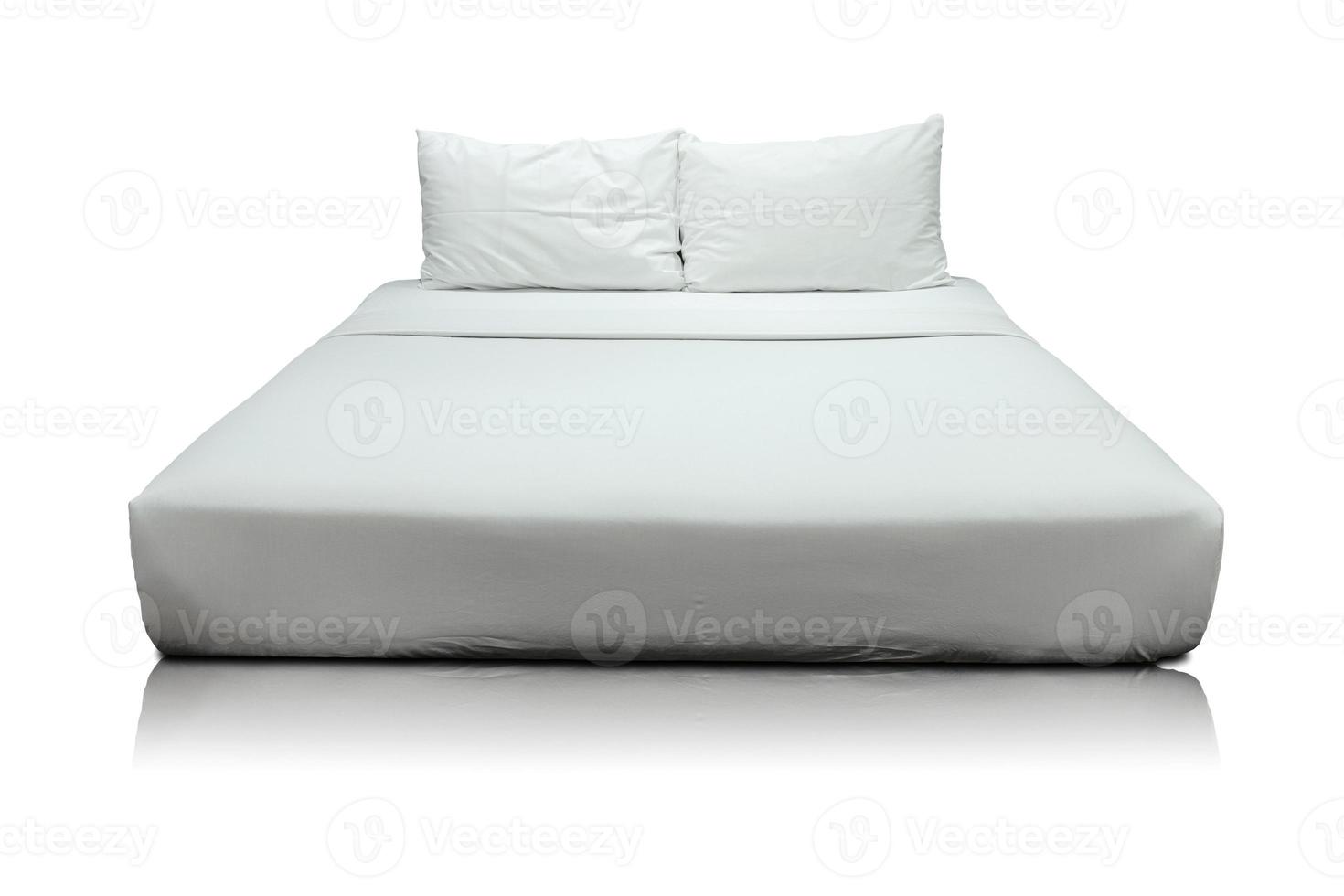 weiße Bettwäsche und Kissen isoliert auf weißem Hintergrund foto