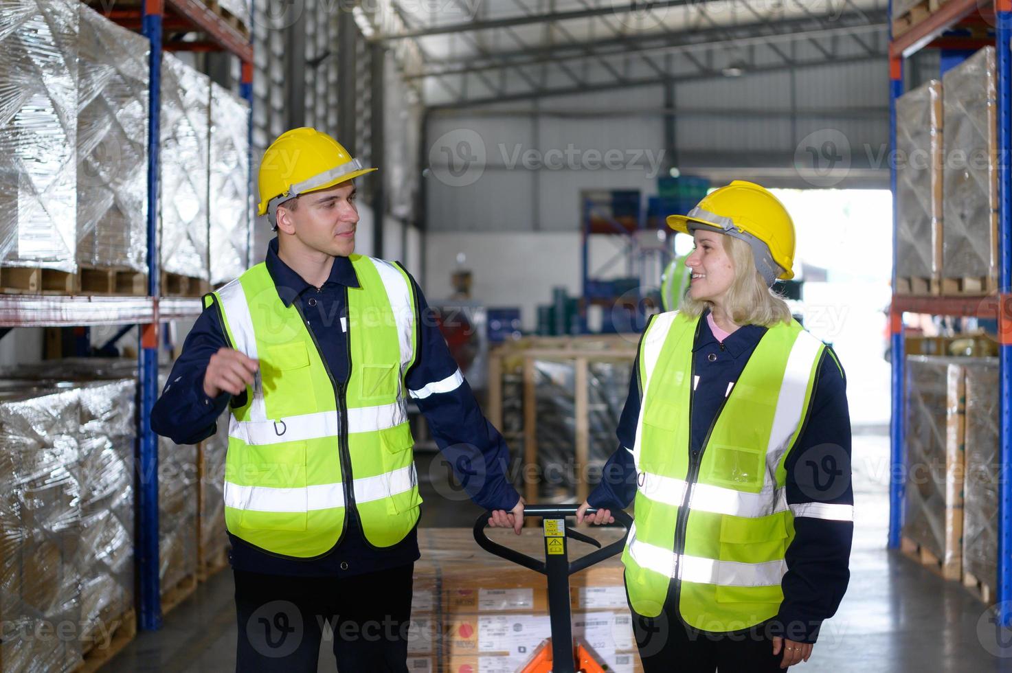 Arbeiter im Auto Teile Warenhaus verwenden ein Handwagen zu Arbeit zu bringen das Box von Auto Teile in das Lager Regal von das Warenhaus warten zum Lieferung zu das Auto Versammlung Linie foto