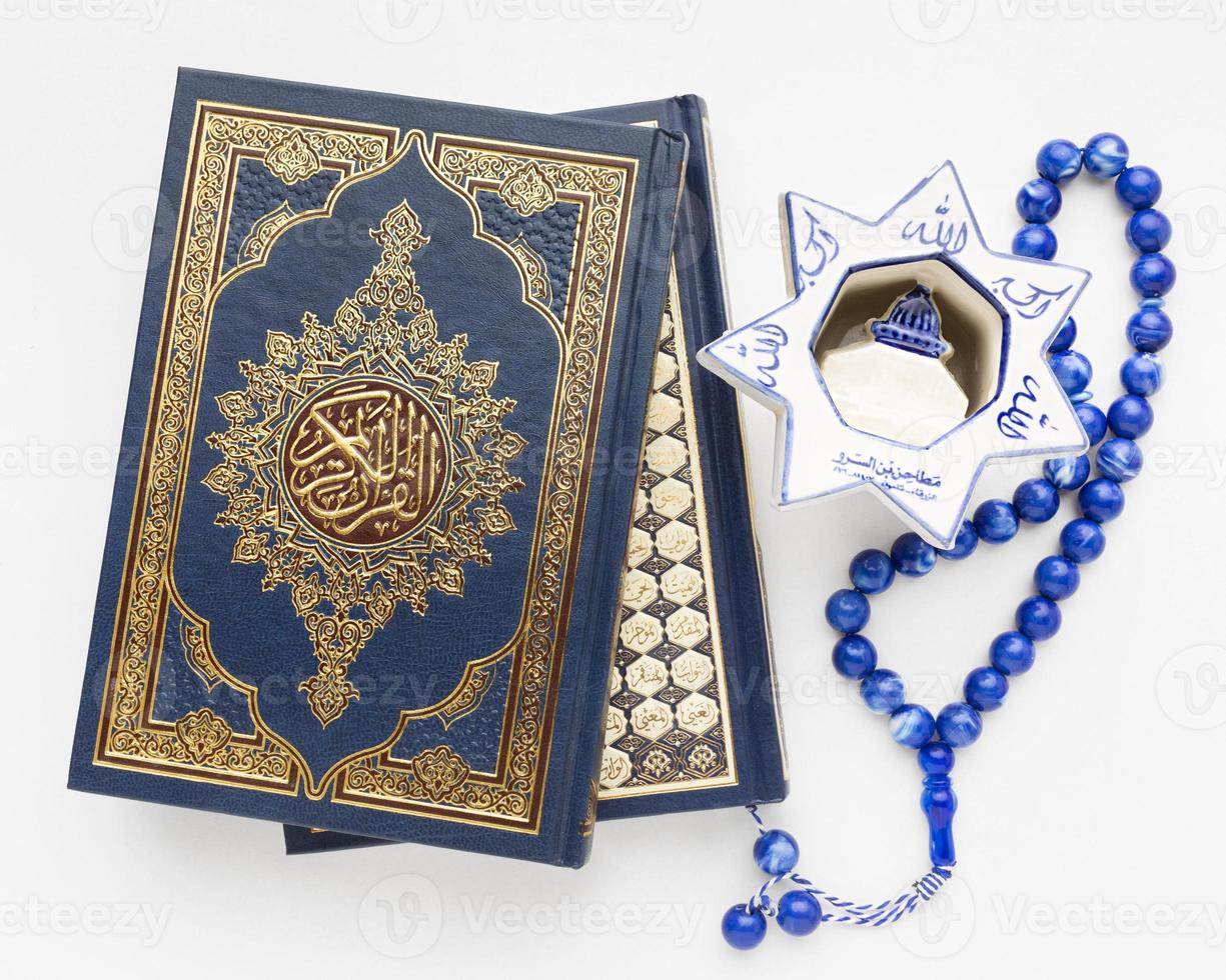 Nahaufnahme islamisches Neujahrskonzept mit Koranbuch foto
