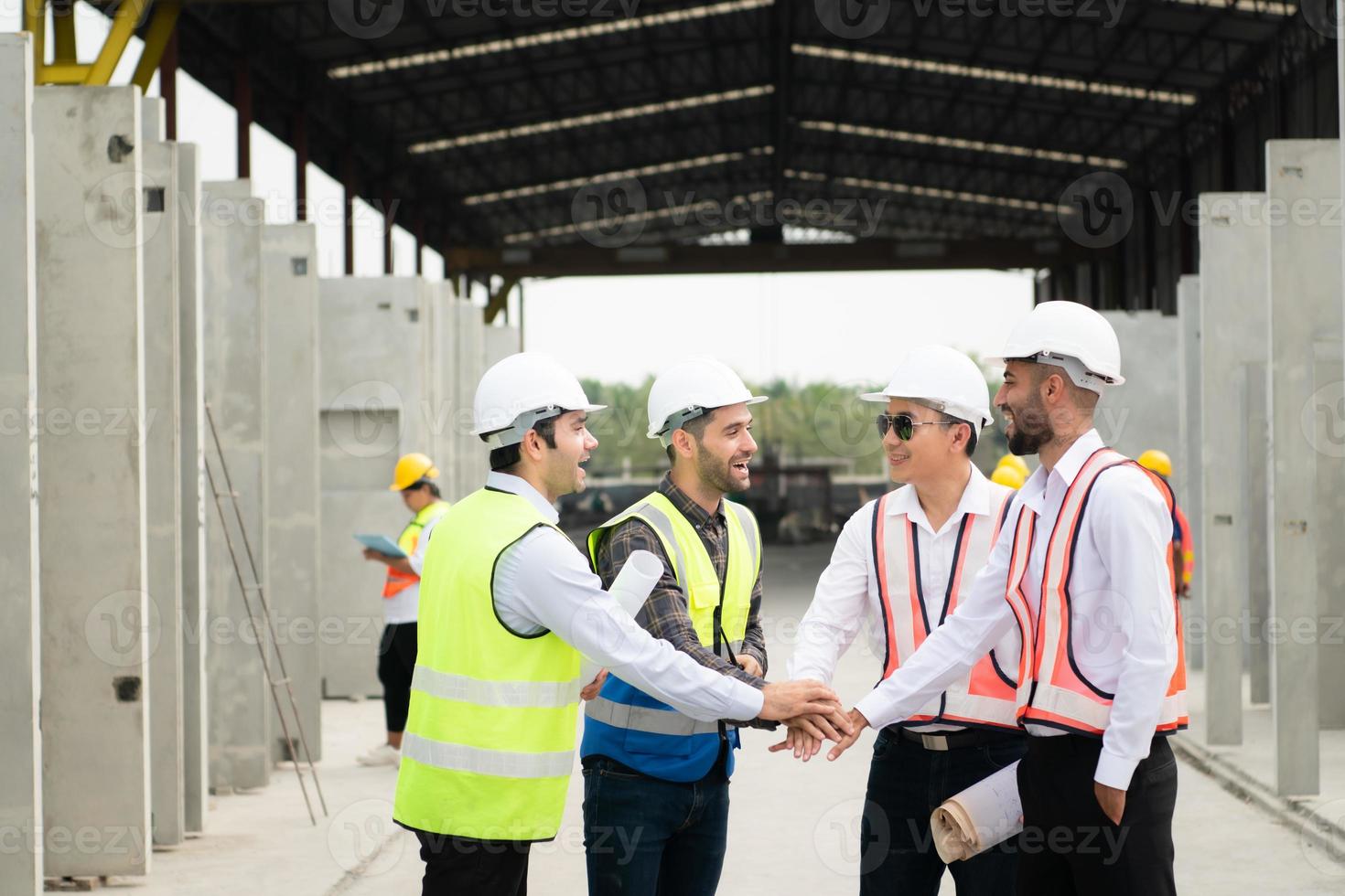 Konstruktion Ingenieure, Architekten, und Vorarbeiter bilden ein Gruppe. teilnehmen im ein Treffen zu planen Neu Konstruktion Projekte. Prost zu ausdrücken Glück Das das Veranstaltung war erfolgreich vollendet. foto