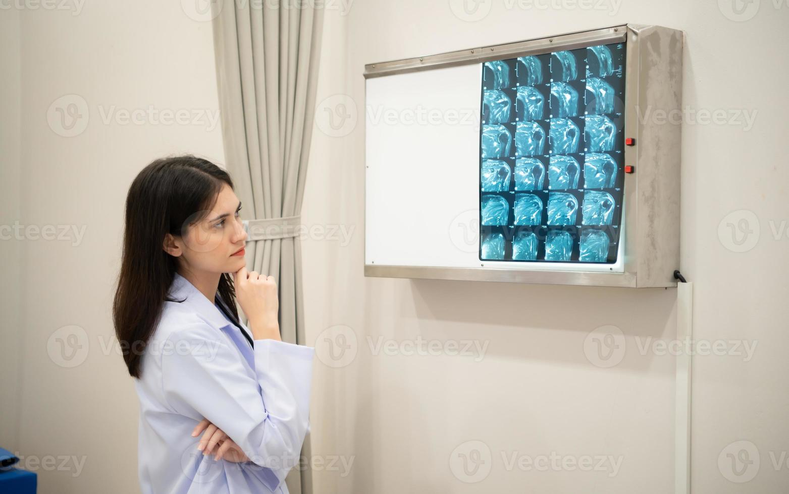 Arzt und Patienten Röntgen Film im Krankenhaus Untersuchung Zimmer foto
