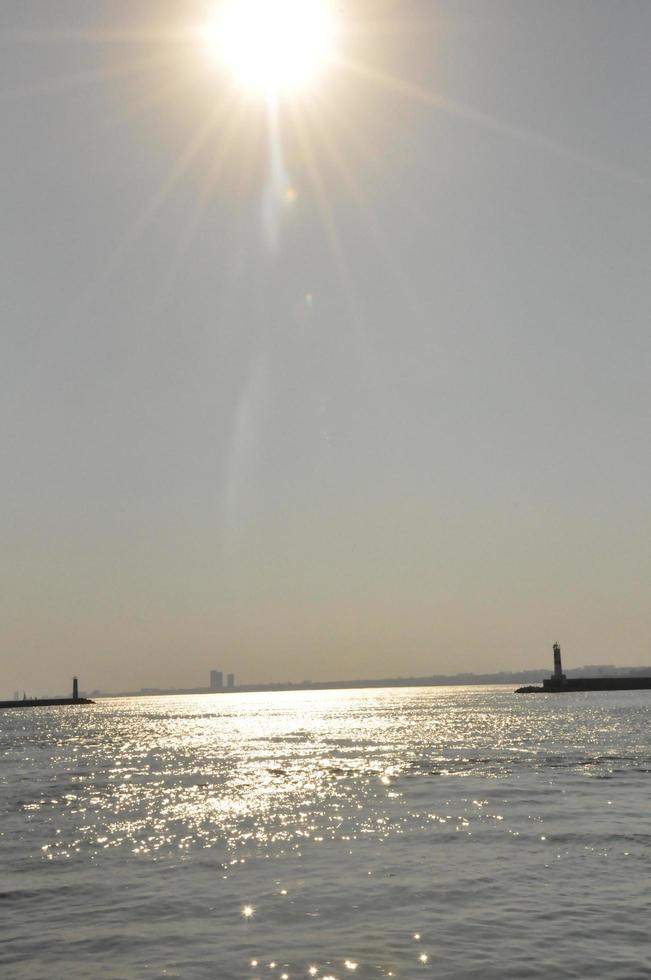 Dampfschiff Fähre Hafen und Meer Hintergrund und Landschaft foto