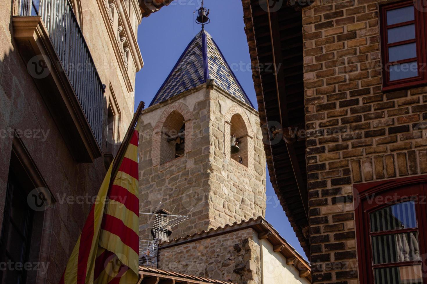 torre de las horas im solsona zwischen ein Katalonien Flagge foto