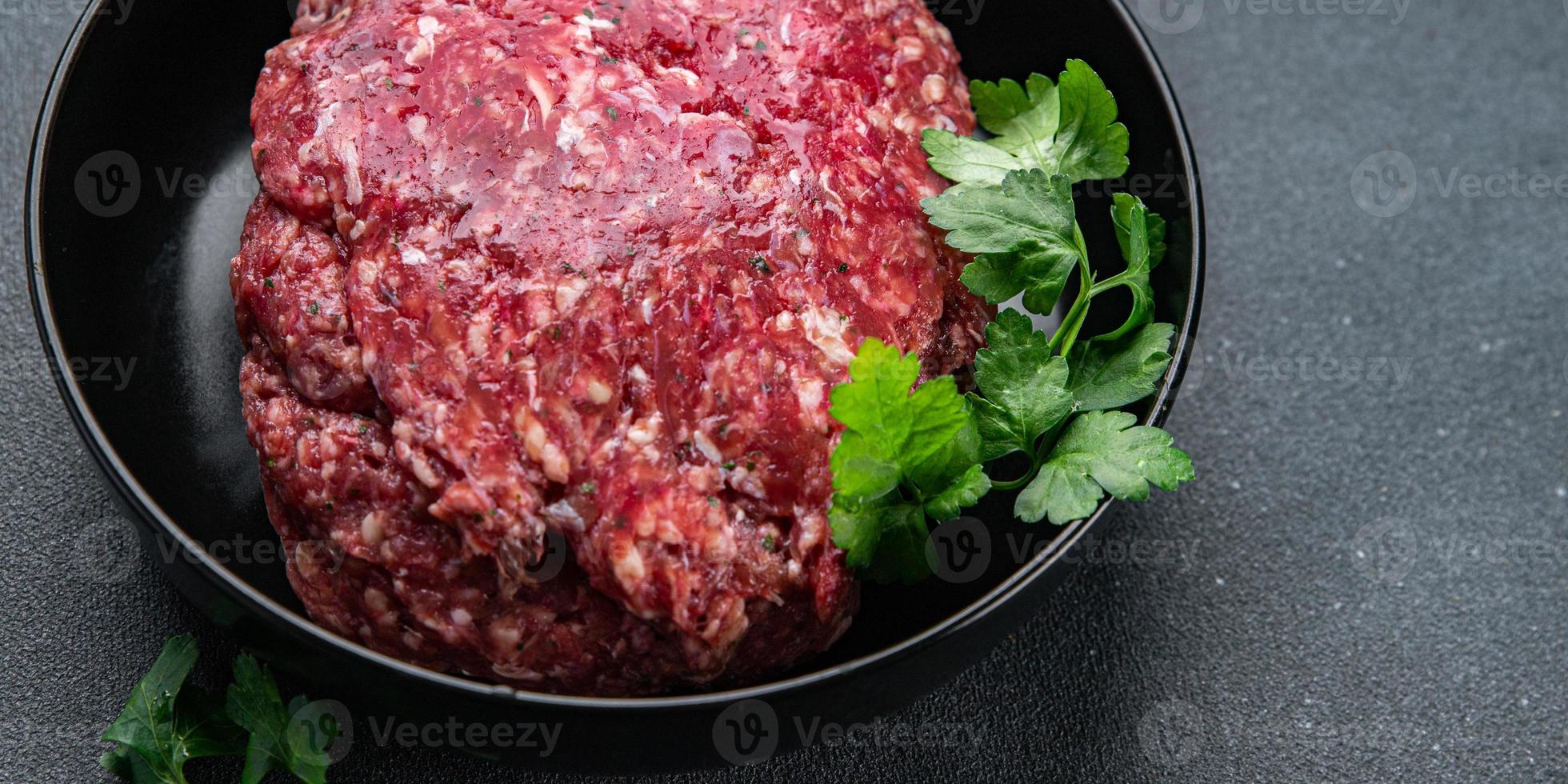 gehackt Fleisch Rindfleisch Boden Fleisch bereit zu Koch gesund Mahlzeit Essen Snack auf das Tabelle Kopieren Raum Essen Hintergrund rustikal oben Aussicht foto