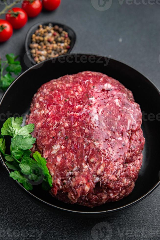 gehackt Fleisch Rindfleisch Boden Fleisch bereit zu Koch gesund Mahlzeit Essen Snack auf das Tabelle Kopieren Raum Essen Hintergrund rustikal oben Aussicht foto