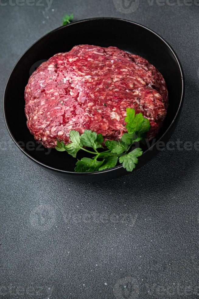 gehackt Fleisch Rindfleisch Boden Fleisch bereit zu Koch gesund Mahlzeit Essen Snack auf das Tabelle Kopieren Raum Essen Hintergrund rustikal oben Aussicht foto