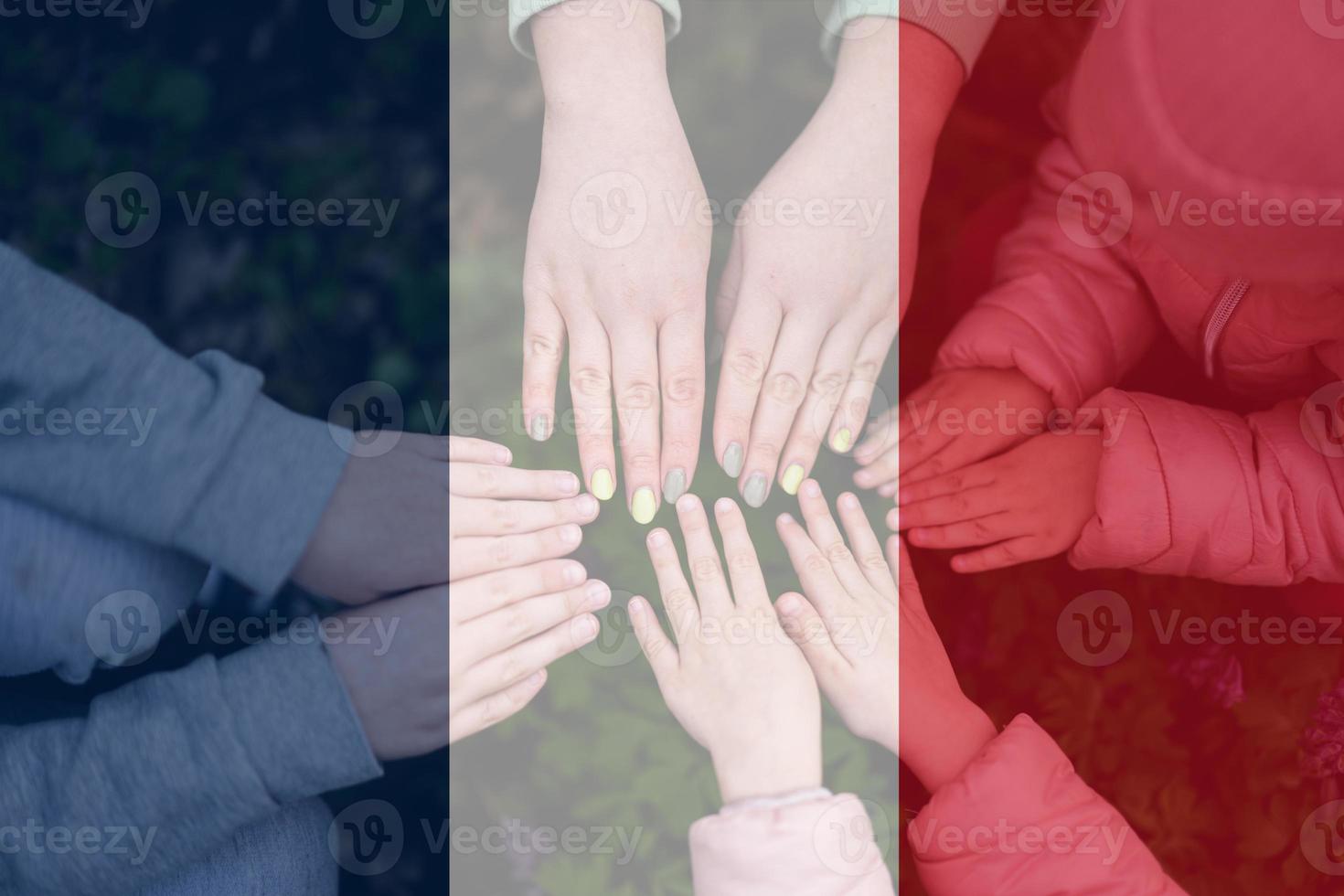 Hände von Kinder auf Hintergrund von Frankreich Flagge. Französisch Patriotismus und Einheit Konzept. foto