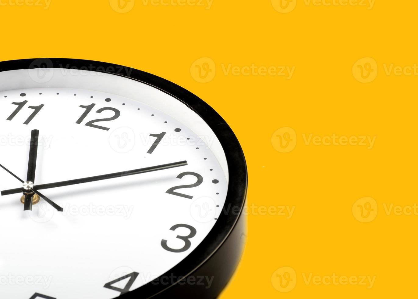 ein Weiß kreisförmig schwarz Alarm Uhr auf ein hell Gelb Hintergrund Mauer im Pastell- Farben. minimal kreativ Konzept. und Kopieren Raum zum Ihre Text. minimal Konzept Idee foto