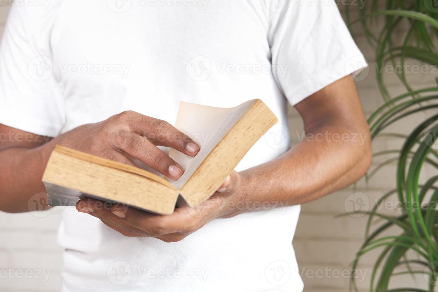 Mann hält ein offenes Buch foto