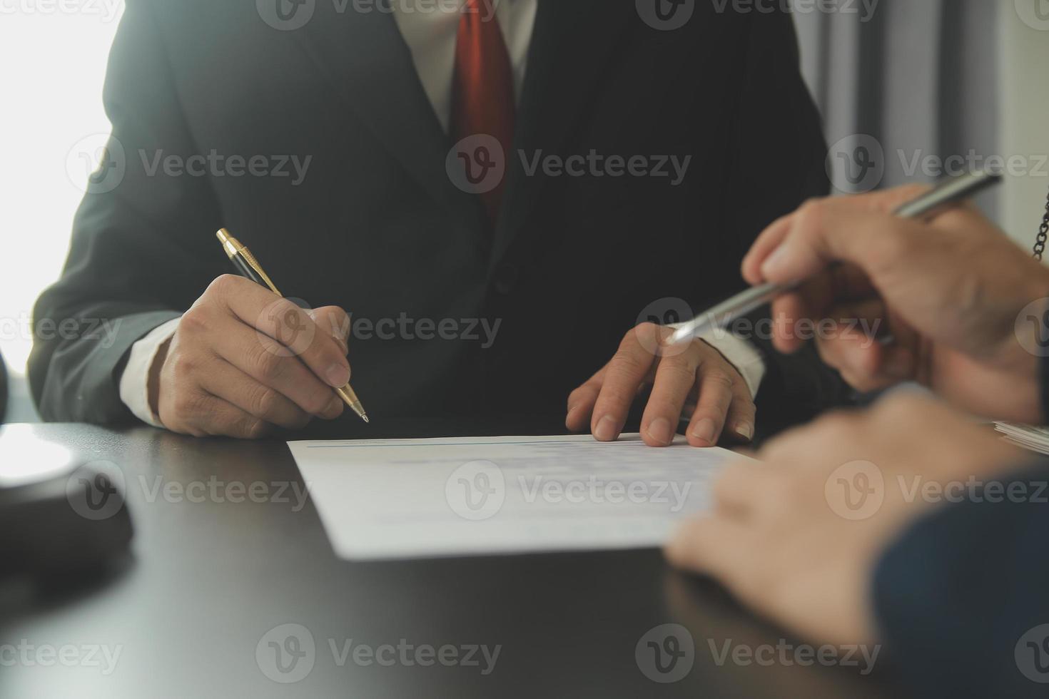 Gerechtigkeits- und Rechtskonzept. Legal Counsel präsentiert dem Mandanten einen unterschriebenen Vertrag mit Hammer und Legal Law oder Legal mit Teammeeting in der Anwaltskanzlei im Hintergrund foto