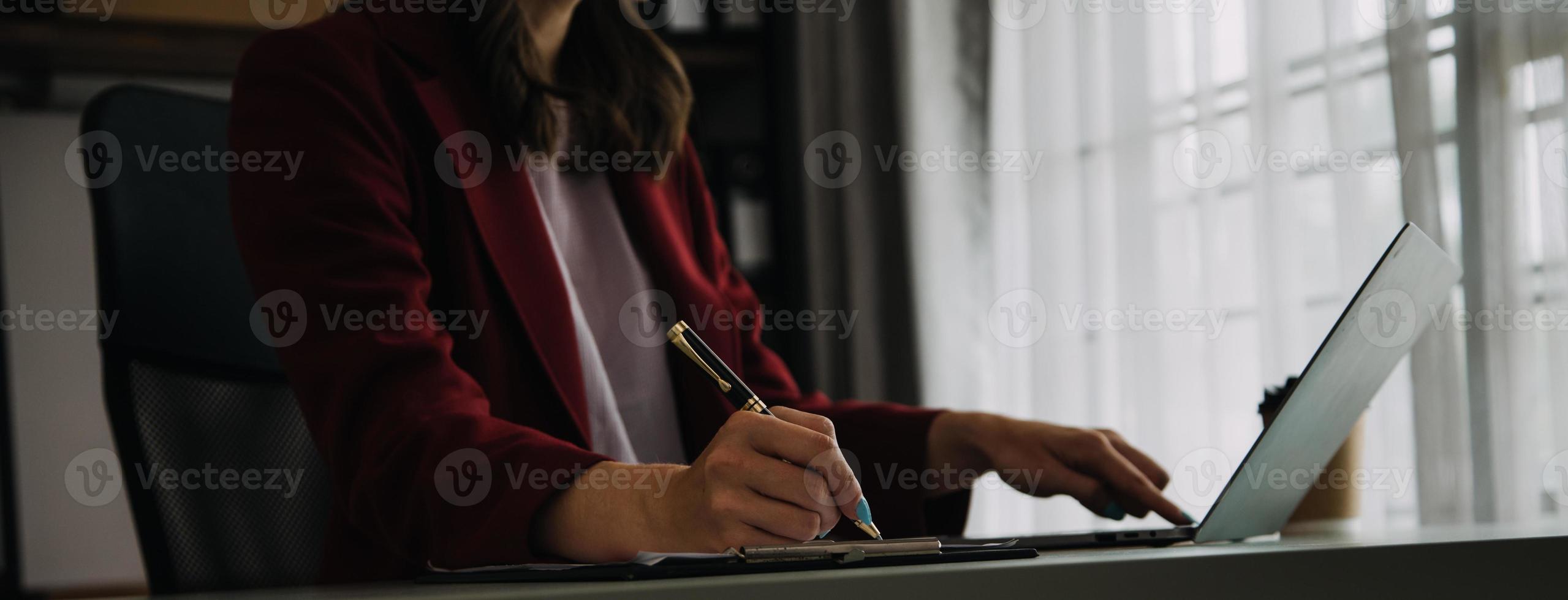 finanzanalysten analysieren während einer diskussion auf einem unternehmenstreffen geschäftsfinanzberichte zu einem investitionsprojekt zur planung digitaler tabletten und zeigen die ergebnisse ihrer erfolgreichen teamarbeit. foto