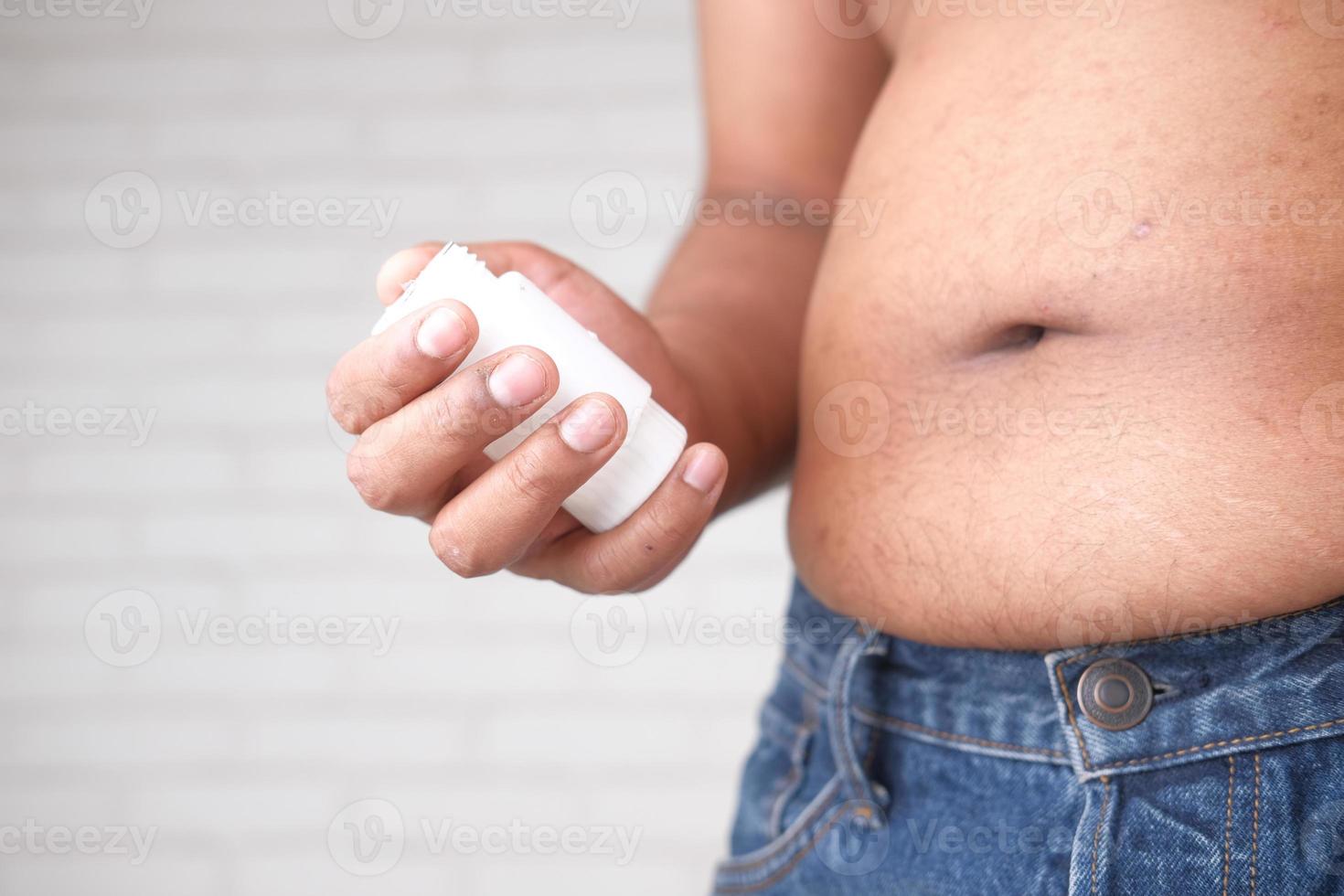 Mann hält Gewichtsverlust Pillen foto