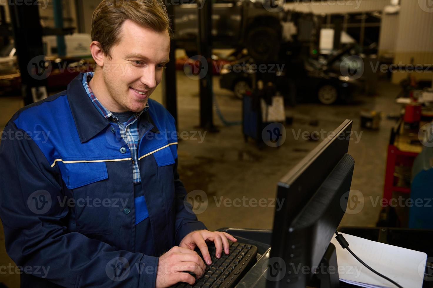 ein Techniker, Garage Mechaniker Dirigieren Diagnose prüfen von ein Auto während regulär Garantie Instandhaltung im Auto Bedienung foto