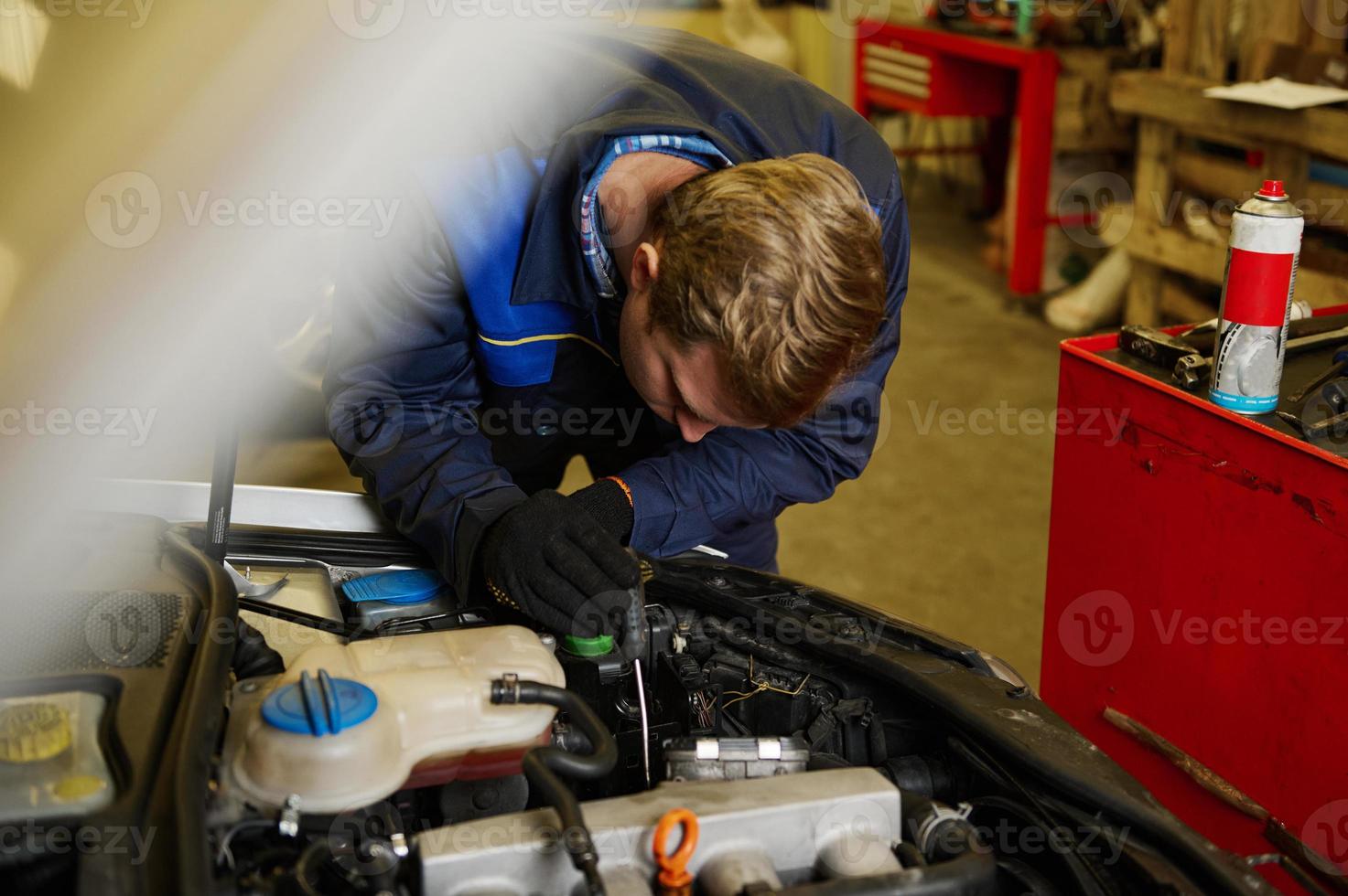 Auto Ingenieur, Fachmann Auto Mechaniker reparieren das Auto Motor im Reparatur Geschäft. Auto Reparatur und Wartung, Auto Bedienung Bahnhof. Menschen und Arbeit Konzept foto