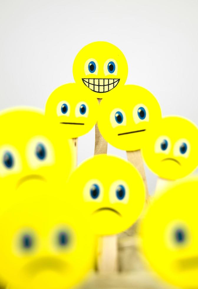 Nahansicht Schuss von Gelb Smiley Gesicht Emoji zwischen traurig Emojis foto