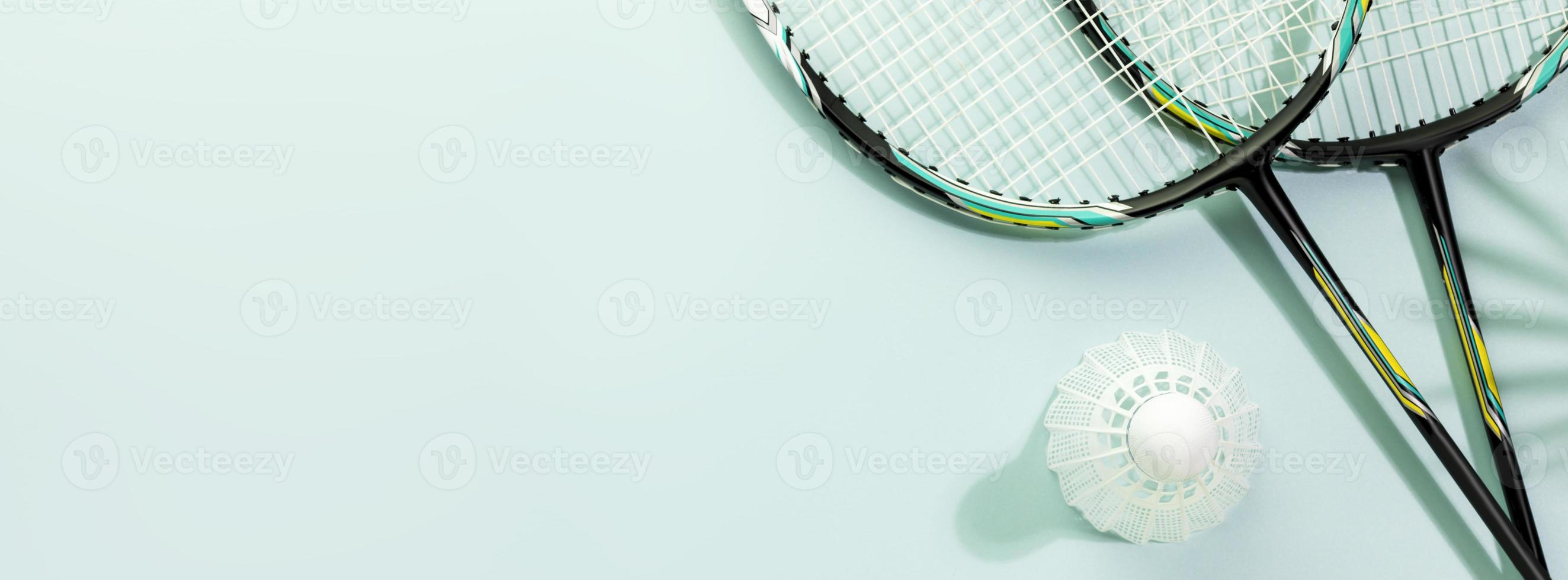 Badminton Banner mit Schläger und Federball auf Blau Hintergrund mit Kopieren Raum foto