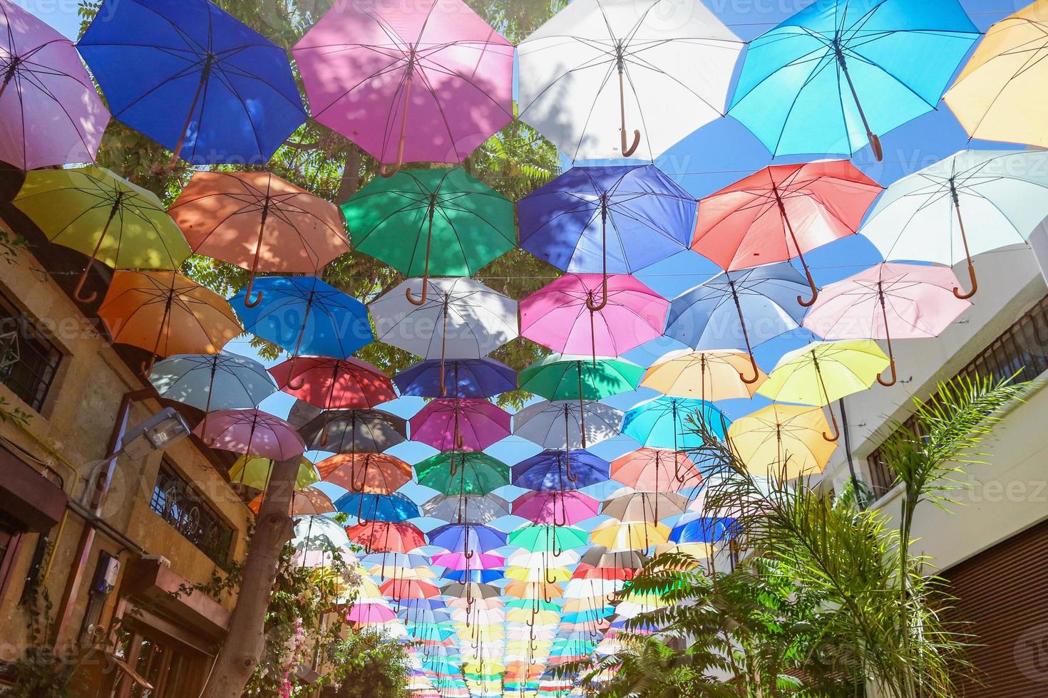 Regenschirme Straße Dekoration im Nikosia, Zypern foto
